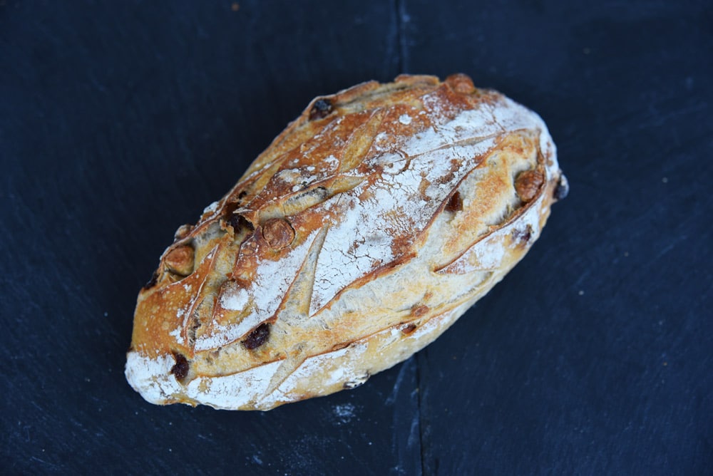 photo d'un pain aux noisettes raisins de la boulangerie antoine