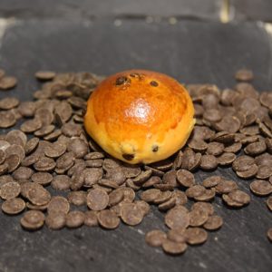 photo d'un pain pépite positionné sur des pépites de chocolat